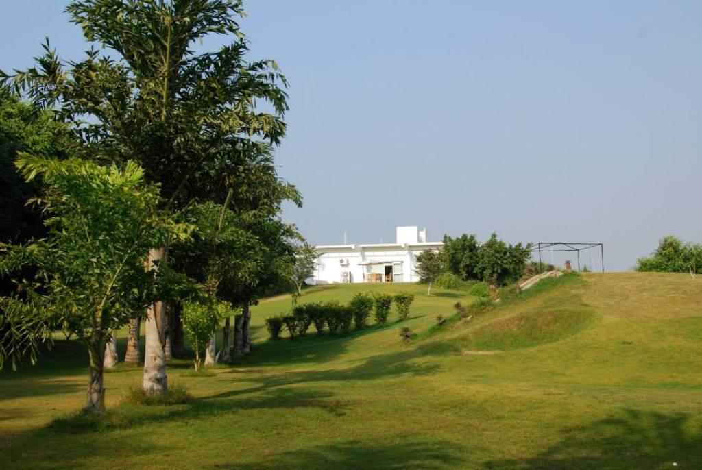 Aravli Vista Hotel Gurgaon Exterior foto